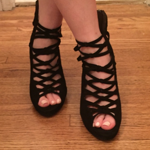 B. Makowsky Amie caged sandal - Picture 2 of 8